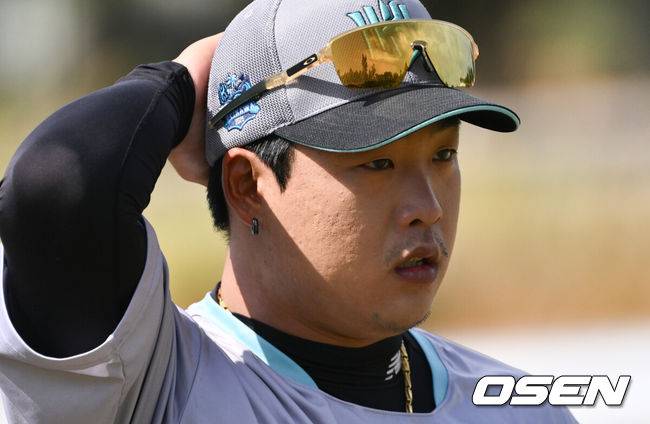 [OSEN=오키나와(일본), 조은정 기자]3일 일본 오키나와 킨 스타디움에서 KIA 타이거즈와 KT 위즈의 연습경기가 열린다.이날 KIA는 양현종, KT는 소형준이 선발 마운드에 오른다.KT 강백호가 훈련장에 들어서고 있다. 2025.03.03 /