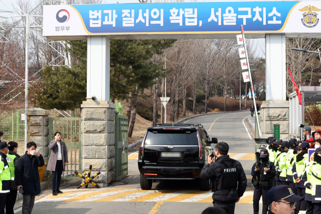 ▲윤석열 대통령의 석방이 결정된 7일 경기 의왕시 서울구치소로 대통령 경호차량이 들어가고 있다. ⓒ연합뉴스