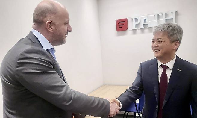 이인호&nbsp;한국무역협회 부회장이 6일(현지시간) 폴란드&nbsp;바르샤바에서 폴란드 투자무역청&nbsp;안제이 디하 청장을 만나 악수를 나누고 있다. 무역협회 제공