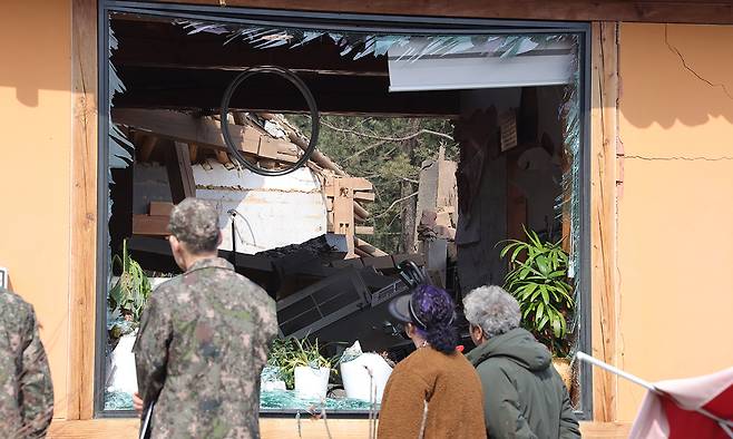 7일 경기도 포천시 이동면 노곡리 공군 전투기 오폭 사고 현장에서 피해 주민들이 파손된 집을 살펴보고 있다. 포천=연합뉴스