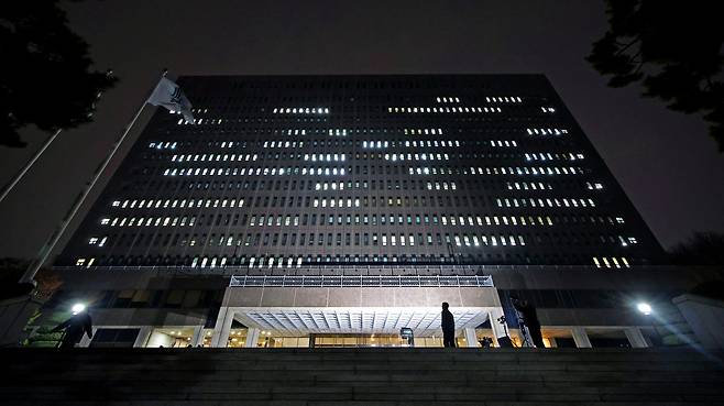 법원이 윤석열 대통령의 구속취소 청구를 인용한 7일 오후 서울 서초구 서울중앙지방검찰청 불이 켜져 있다. 검찰은 7일내 즉시 항고를 할 수 있고, 기간 내 항고를 하지 않으면 윤석열 대통령은 석방된다.&nbsp; &nbsp;뉴시스