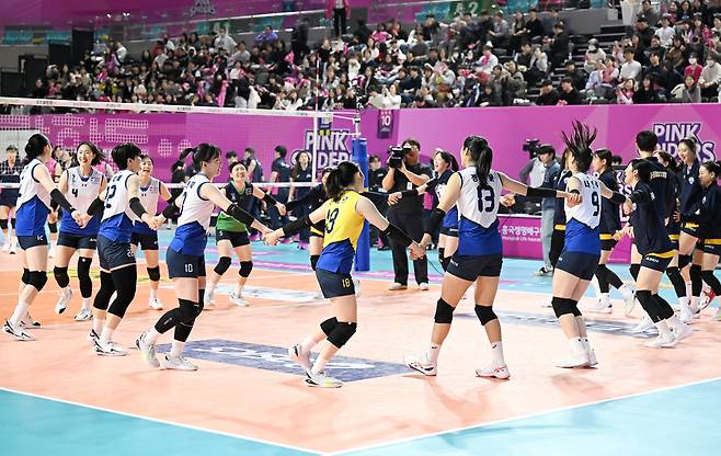 현대건설 선수들이 6일 인천 흥국생명전에서 승리한 뒤 기뻐하고 있다. KOVO 제공