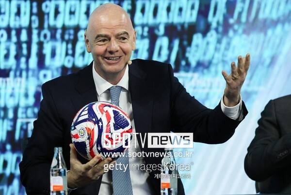 ▲ 지아니 인판티노(사진 위) 국제축구연맹(FIFA) 회장은 재임 중 32개국 체제의 월드컵을 2026 북중미 월드컵부터 48개국 체제로 확대 개편했다. 2030 월드컵을 64개국 체제로 치르는 것을 가상의 시나리오로만 치부할 수 없는 이유다. 중국이 수혜를 볼 것이라는 전망이 많다.