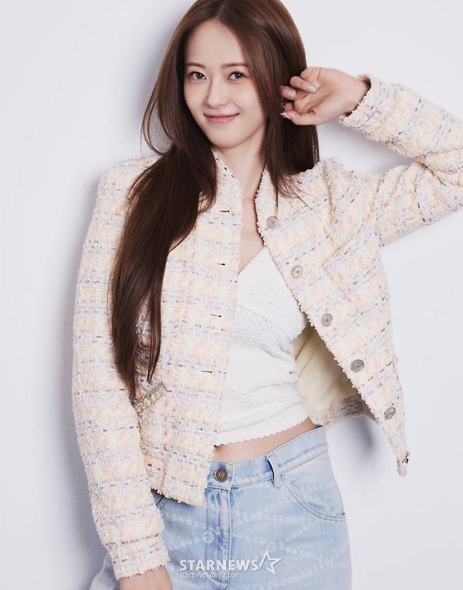 티빙 오리지널 시리즈 '춘화연애담'의 배우 고아라가 라운드 인터뷰를 위해 포즈를 취하고 있다. /사진제공=킹콩 by 스타쉽 2025.03.01 /사진=이동훈 photoguy@