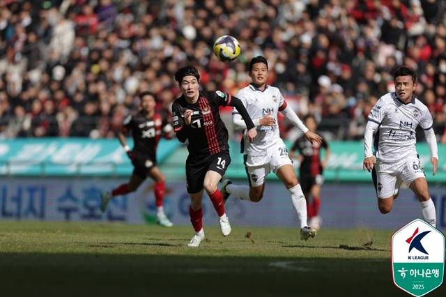 잔디 이슈가 일어난 지난 3일 FC서울-김천상무 경기. /사진=한국프로축구연맹 제공