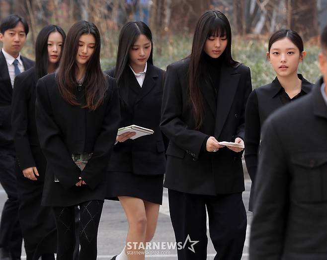 어도어가 뉴진스 멤버들을 상대로 제기한 '기획사 지위보전 및 광고계약 체결 등 금지 가처분' 첫 심문기일이 7일 오전 서울 서초구 중앙지방법원에서 열린 가운데 걸그룹 뉴진스가 출석하고 있다. 2025.03.07 /사진=김창현 chmt@