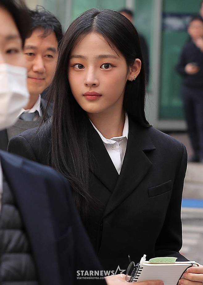 어도어가 뉴진스 멤버들을 상대로 제기한 '기획사 지위보전 및 광고계약 체결 등 금지 가처분' 첫 심문기일이 7일 오전 서울 서초구 중앙지방법원에서 열린 가운데 걸그룹 뉴진스 민지가 출석하고 있다. 2025.03.07 /사진=김창현 chmt@