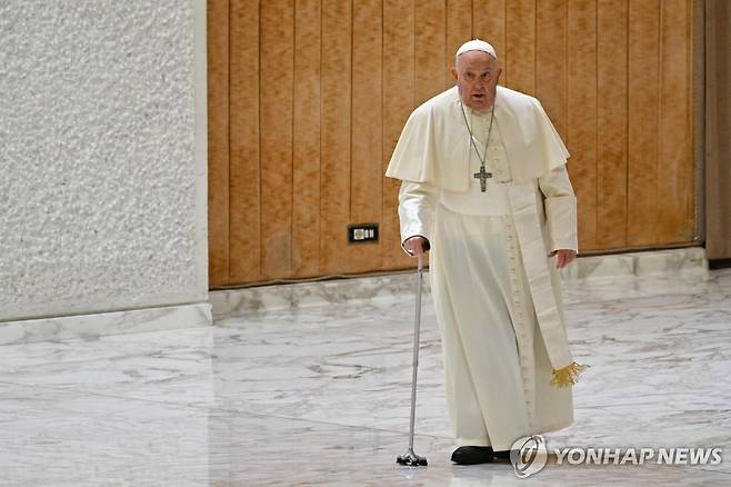 지팡이 짚고 입장하는 프란치스코 교황 [AFP 연합뉴스 자료사진. 재판매 및 DB 금지]