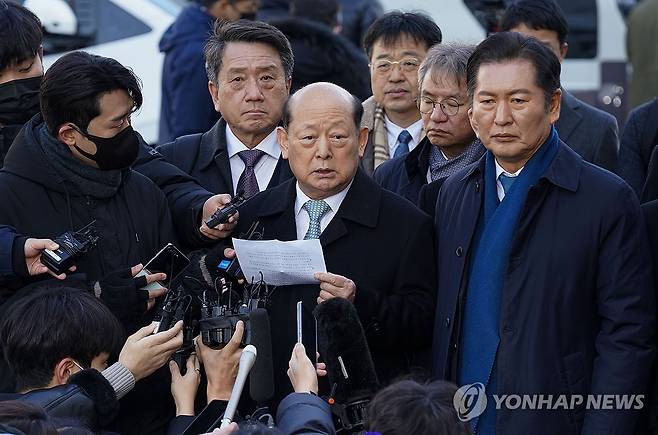 취재진의 질문에 답하는 송두환 전 인권위원장 (서울=연합뉴스) 송두환 전 인권위원장이 지난 1월 23일 오후 서울 종로구 헌법재판소에서 열린 윤석열 대통령 탄핵심판 4차 변론기일에 참석하며 취재진의 질문에 답하는 모습 [연합뉴스 자료사진]