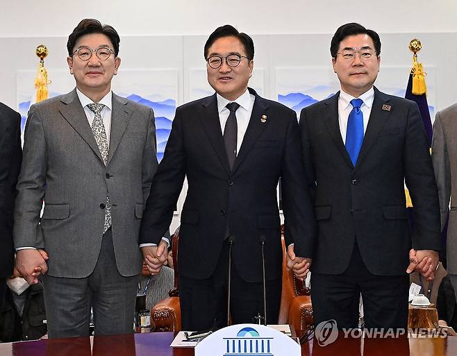 여야 국정협의회 (서울=연합뉴스) 김주성 기자 = 우원식 국회의장이 6일 서울 여의도 국회 의장집무실에서 열린 국정협의회에서 국민의힘 권성동 원내대표(왼쪽), 더불어민주당 박찬대 원내대표(오른쪽)과 기념촬영을 하고 있다. 2025.3.6 [공동취재] utzza@yna.co.kr