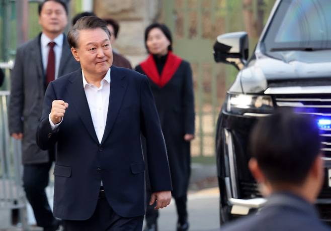 석방된 윤석열 대통령이 8일 경기도 의왕시 서울구치소를 나서며 차에서 내려 지지자들을 향해 주먹을 쥐어보이고 있다 (사진=뉴스1)