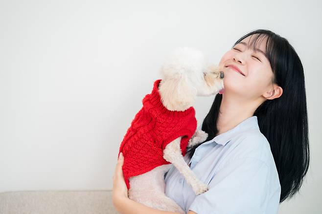 껴안기가 마땅치 않은 사람에겐 특히 반려동물과의 포옹이 큰 기쁨을 언겨준다.[사진=게티이미지뱅크]