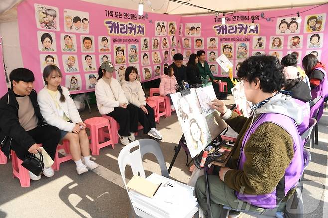8일 전북자치도 완주군 삼례농협 공영주차장에서 열린 '삼례딸기축제'를 찾은 방문객들이 축제를 즐기고 있다. 제23회 '삼례딸기축제'는 9일까지 열린다.(완주군 제공. 재판매 및 DB금지)2025.3.8/뉴스1