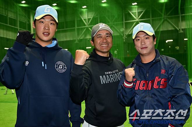 일본 미야자키 미야코노조 야구장에서 열린 롯데 자이언츠와 지바 롯데 마린스의 교류전. 롯데 이민석, 정현수가 지바 롯데 쿠로키 토모히로 1군 투수 코치와 포즈를 취하고 있다. 미야자키(일본)=박재만 기자pjm@sportschosun.com/