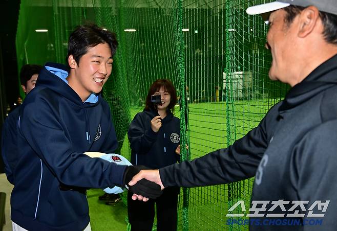 밝은 표정으로 쿠로키 코치에게 인사를 건네는 이민석