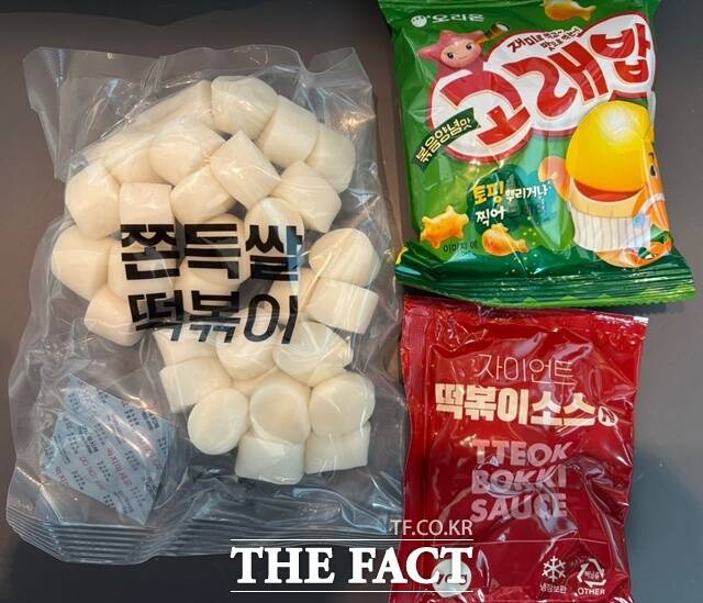 '고래밥 떡볶이'는 기존 떡볶이에 오리온의 인기 제품 '고래밥'을 더한 것이다. /문화영 기자