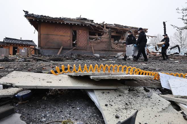 7일 오후 경기 포천시 이동면 노곡리 포탄 오발 사고 현장 인근에서 경찰 과학수사대가 증거품을 옮기고 있다. /뉴스1