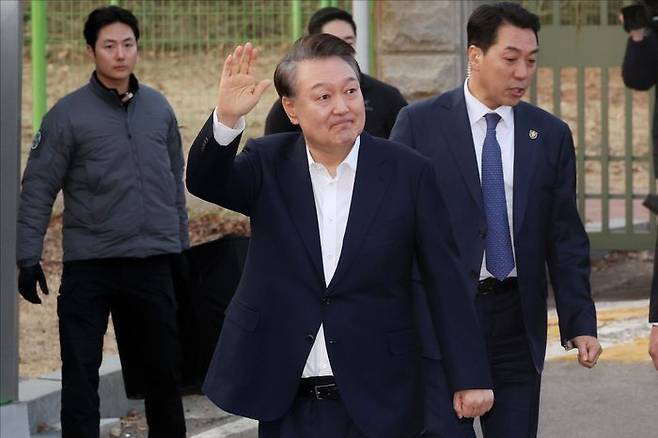 윤석열 대통령이 8일 오후 경기도 의왕시 서울구치소에서 법원의 구속 취소로 결정으로 석방되어 나오며 지지자들에게 인사를 하고 있다. ⓒ데일리안 홍금표 기자