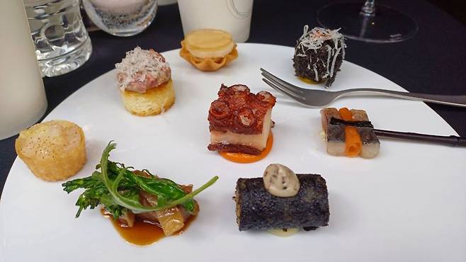 산타 바바라 와인 생산자 연합의 와인 테이스팅 이벤트가 열린 서울 미쉐린 2스타 레스토랑 정식당의 핑거 푸드들. 사진=이환주 기자