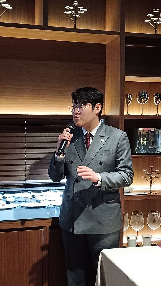 김민준 정식당 소믈리에가 와인과 음식에 대해 설명하고 있다. 사진=이환주 기자