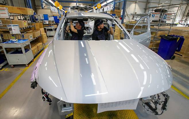 카자흐스탄 아스타나모터스의 알마티 조립생산 공장에서 2024년 6월 현대차 제네시스를 위탁생산하고 있다. 협력사 동반 진출에 따른 엠알오(MRO, 유지보수·수리·검사) 수요도 증가할 것으로 예상된다. REUTERS