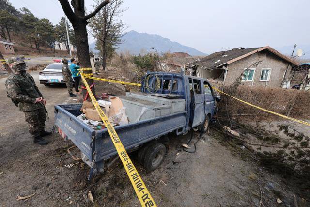 7일 오후 경기 포천시 이동면 노곡리 KF-16 전투기 오폭 사고 현장의 가정집이 통제되고 있다. 뉴스1