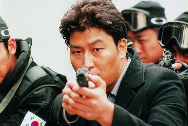 송강호는 ‘쉬리’에서 유중원의 헌신적인 동료 이장길을 연기했다. ‘쉬리’는 기존 한국 영화와 달리 사실적인 총격전 장면으로 관객들의 갈채를 받았다. 삼성전자 제공