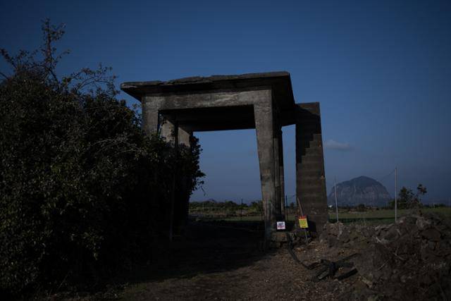 알뜨르 비행장에 남아 있는 관제탑 구조물. 일본군 기록상으로는 석적(石積) 고가수조(물탱크)로 되어있으며, 태평양 전쟁 종전 후 현재의 모습으로 개축된 것으로 알려져 있다. 서귀포=하상윤 기자
