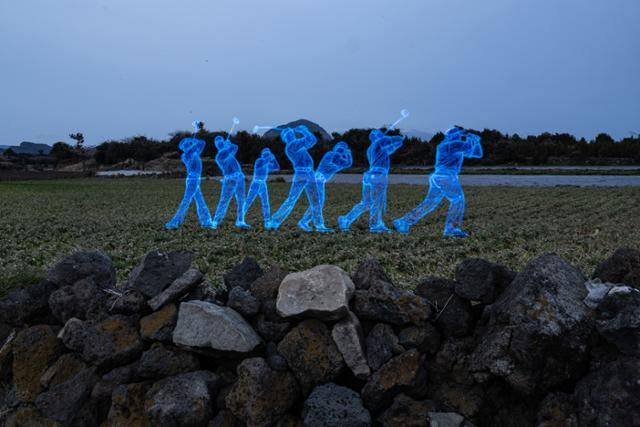 용역안에서 국제 대회 유치가 가능한 대규모 파크골프장 부지로 지목된 관제탑 인근 농지 모습. 파크골프를 즐기는 사람들의 모습을 모습을 이미지 생성 AI 미드저니(Midjourney)로 만들고, 실제 현장에서 '라이트 페인팅' 기법으로 재현했다. 서귀포=하상윤 기자