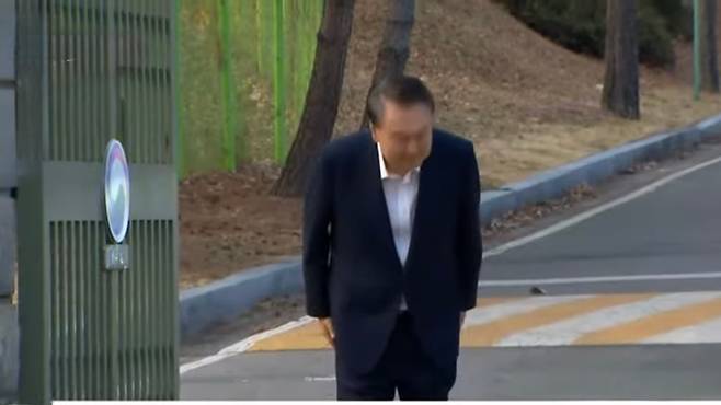 8일 오후 서울구치소 정문을 걸어서 나온 윤석열 대통령이 허리를 숙여 인사하고 있다. (SBS 캡처)