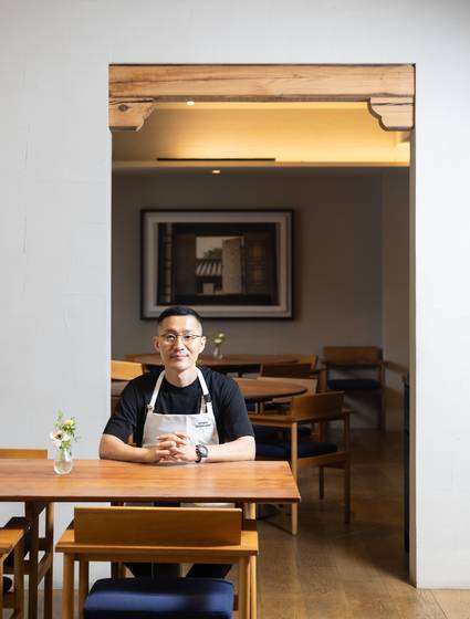 강민구 셰프가 ‘밍글스’에서 포즈를 취했다. 미쉐린 가이드 3스타는 맛, 인테리어, 술, 서비스까지 최고로 어우러진 식당에 주어진다. 최기웅 기자