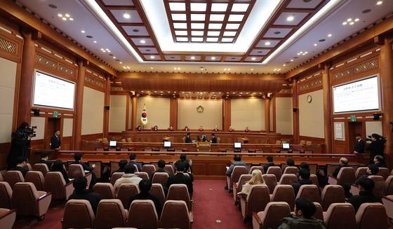 문형배 헌법재판소장 권한대행을 비롯한 헌법재판관 8인이 지난달 27일 오전 서울 종로구 헌법재판소 재판정에 자리했다. 공석인 한 자리가 보인다. 이날 헌재는 최상목 대통령 권한대행 부총리 겸 기획재정부 장관이 마은혁 헌법재판관 후보자를 임명해야 한다는 결론을 발표했다. [뉴스1]