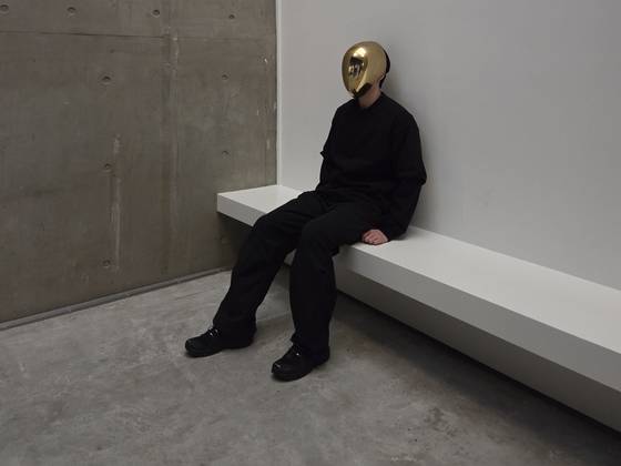 피에르 위그의 ‘이디엄’(2024~진행 중). 마스크를 쓴 인간 퍼포머가 리움미술관에 앉아 있다. 마스크가 주체이고 인간 퍼포머는 마스크를 나르는 역할만 한다. 문소영 기자