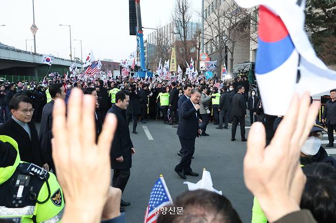 8일 오후 구속 취소로 석방된 윤석열 대통령이 서울 한남동 관저로 귀가하며 지지자들과 인사하고 있다.2025.3.8. 이준헌 기자