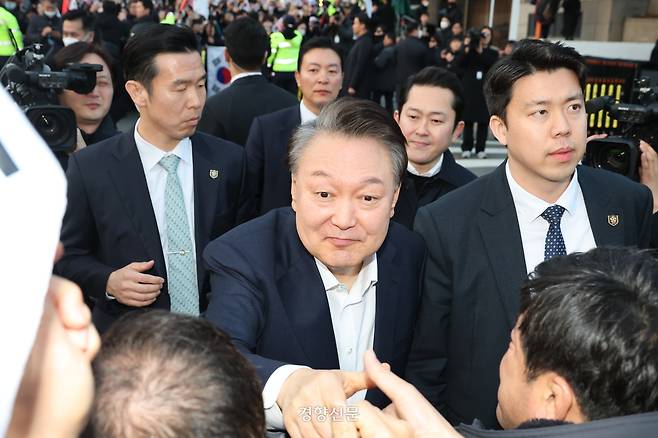 법원의 ‘구속 취소’ 결정으로 석방된 윤석열 대통령이 8일 오후 서울 용산구 한남동 관저 인근에서 지지자들과 인사하고 있다. 이준헌 기자