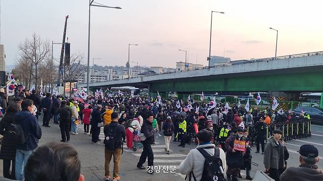 윤석열 대통령이 8일 오후 체포 52일 만에 서울 용산구 한남동 관저로 복귀하자 지지자들이 관저  인근에 모여 환호하고 있다. 강한들 기자