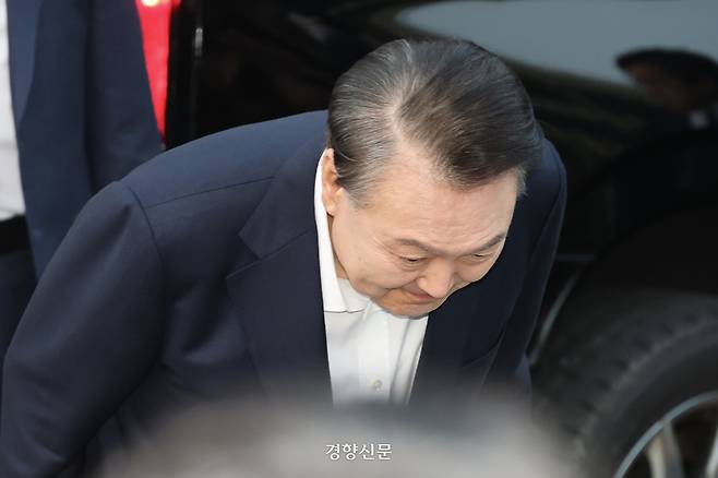 법원의 ‘구속 취소’ 결정에 석방된 윤석열 대통령이 8일 오후 서울 용산구 한남동의 대통령 관저 인근에 도착해 경호 차량에서 내려 지지자들과 인사하고 있다. 2025.3.8 이준헌 기자