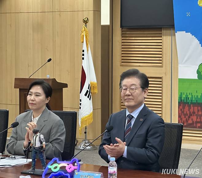 더불어민주당이 7일 서울 국회 의원회관에서 ‘게임특별위원회(게임특위) 출범식’을 열었다. 강유정 더불어민주당 의원(사진 왼쪽)과 이재명 더불어민주당 대표가 출범식에 참석했다. 유채리 기자