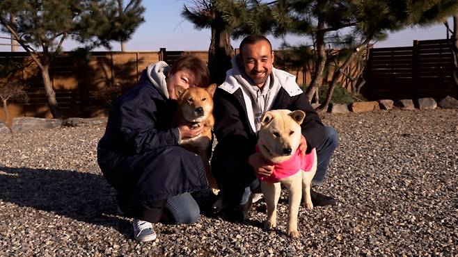 나카히라 시즈카씨 품에 안겨있는 누룽지와 나성균씨 앞에 서있는 장수. 부부는 6년째 동물 구조와 보호 활동을 이어오고 있다. 최민석 기자