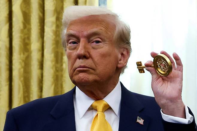 트럼프 미국 대통령이 피파 월드컵 트로피 메달을 백악관에서 7일 들어보이고 있다. [로이터 = 연합뉴스]