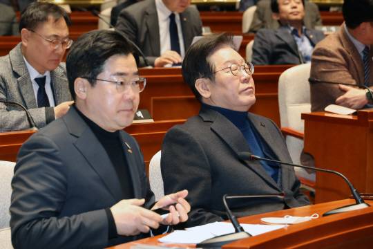 이재명 대표와 박찬대 원내대표<YONHAP NO-2452> 더불어민주당 이재명(오른쪽) 대표가 법원의 윤석열 대통령 구속취소 결정 대응 방안을 논의하기 위해 8일 오전 서울 여의도 국회에서 열린 비상 의원총회에 참석해 박찬대 원내대표 옆에서 생각에 잠긴듯 눈을 감고 있다. 연합뉴스