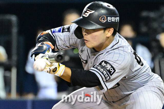 2024년 6월 12일 서울 잠실야구장에서 진행된 '2024 신한 SOL 뱅크 KBO 리그' 한화-두산의 경기. 한화 문현빈이 3-3 동점이던 9회초 1사 1,3루에서 두산 이병헌을 상대로 스퀴즈 번트를 시도하고 있다./마이데일리