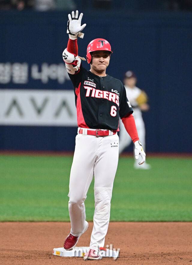 2024년 4월 25일 오후 서울 고척스카이돔에서 '2024 신한 SOL Bank KBO리그' KIA 타이거즈와 키움 히어로즈의 경기가 열렸다. KIA 홍종표가 9회초 2사 후 2루타를 친 뒤 기뻐하고 있다./마이데일리