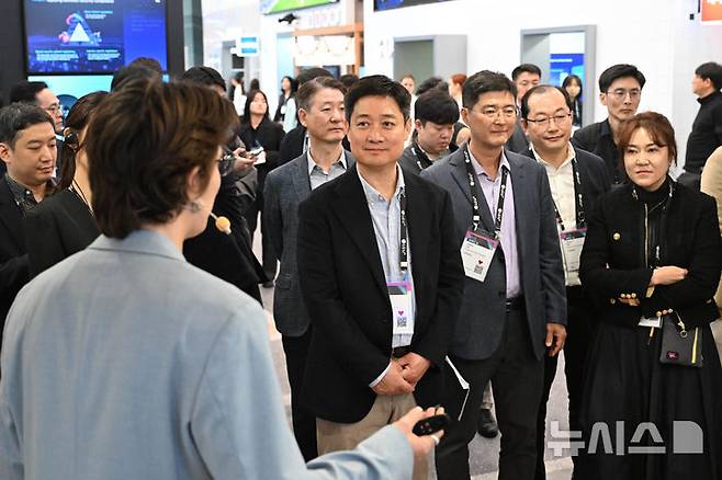 [바르셀로나=뉴시스] 사진공동취재단 = 홍범식 LG유플러스 사장이 4일(현지 시간) 스페인 바르셀로나 피라 그란 비아 전시장에서 열린 '모바일 월드 콩그레스(MWC) 2025' KT 부스를 둘러보고 있다. 2025.03.05. photo@newsis.com