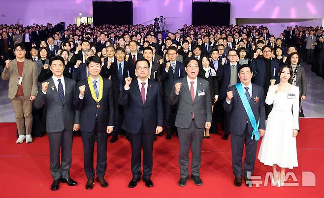 [서울=뉴시스] 조수정 기자 = 최상목 대통령 권한대행 부총리 겸 기획재정부 장관과 국회기획재정위원장인 송언석 국민의힘 의원이 4일 서울 중구 동대문디자인플라자에서 열린 제59회 납세자의 날 기념식에서 성실 납세 다짐 세리머니를 하고 있다. 왼쪽부터 대통령 표창을 받은 배우 지진희, 국민훈장 동백장을 받은 이재호 삼정회계법인 부대표, 송 기재위원장, 최 대통령 권한대행, 금탑산업훈장을 수훈한 이용호 정현프랜트 대표이사, 대통령 표창을 받은 배우 박하선. 2025.03.04. chocrystal@newsis.com