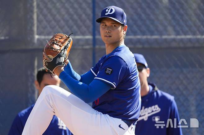 [피닉스=AP/뉴시스] 로스앤젤레스(LA) 다저스의 오타니 쇼헤이가 18일(현지 시간) 미 애리조나주 피닉스의 캐멀백 랜치에서 열리고 있는 스프링캠프 중 불펜 투구를 하고 있다. 2025.02.19.