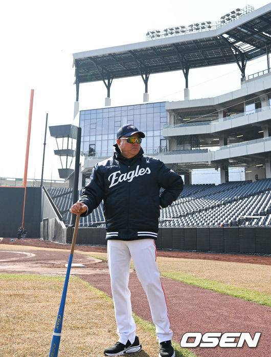 [OSEN=대전, 박준형 기자]  6일 오후 대전 한화생명 볼파크에서 한화 자체 청백전 경기가 진행됐다.한화이글스와 한화퓨처스로 팀을 나눴다.경기전 한화 김경문 감독이 경기장을 둘러보고 있다.  2025.03.06 / soul1014@osen.co.kr