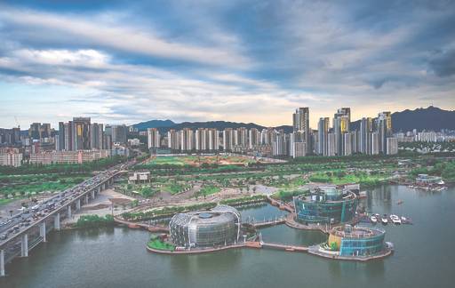 반포한강공원의 세빛섬. 가빛, 채빛, 솔빛 3개&nbsp;섬으로 이루어져 있다.&nbsp;&nbsp;동아시아 제공