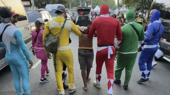 브라질 상파울루에서 열린 카니발에서 파워레인저 의상을 입은 경찰들이 절도 용의자를 체포하고 있다. 사진 제공=상파울루 경찰