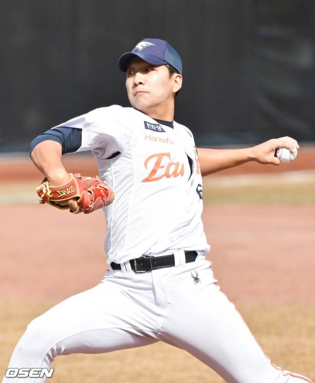 한화 신인 권민규가 6일 대전 한화생명 볼파크에서 열린 자체 청백전에서 공을 던지고 있다.